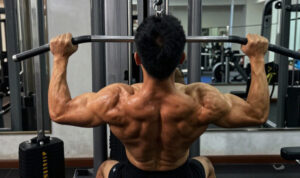 Bagaimana-Cara-Membangun-Otot-Sayap-Dengan-Gerakan-Lat-Pull-Down-Rutin